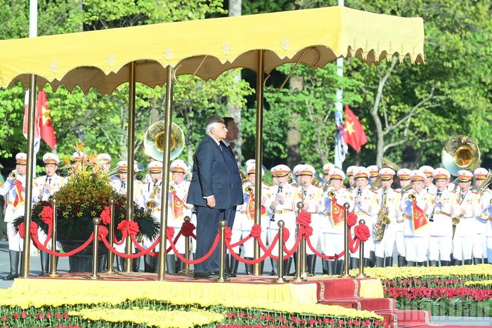 Tổng Bí thư, Chủ tịch nước Tô Lâm và Tổng thống Panama Jose Raul Mulino nghe Quân nhạc cử Quốc thiều hai nước.
