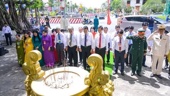 Đoàn cán bộ tỉnh An Giang dâng hương Anh hùng dân tộc Nguyễn Trung Trực. (Ảnh: PHƯƠNG VŨ)