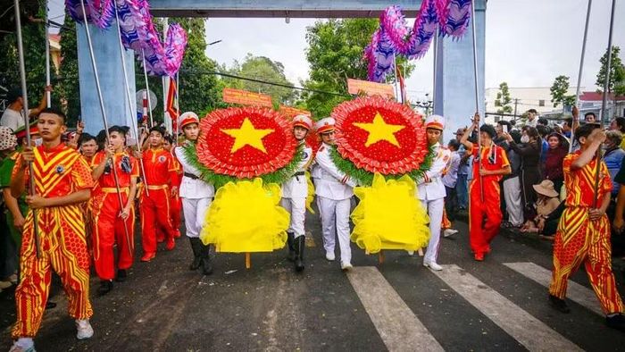 Vòng hoa của Đoàn cán bộ tỉnh An Giang tiến vào dâng hương Anh hùng dân tộc Nguyễn Trung Trực. (Ảnh: PHƯƠNG VŨ)