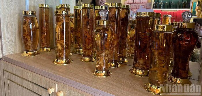 Công ty cổ phần Sâm Ngọc Linh Tu Mơ Rông Kon Tum bày bán hàng không nhãn mác, tem giới thiệu thành phần sản phẩm.