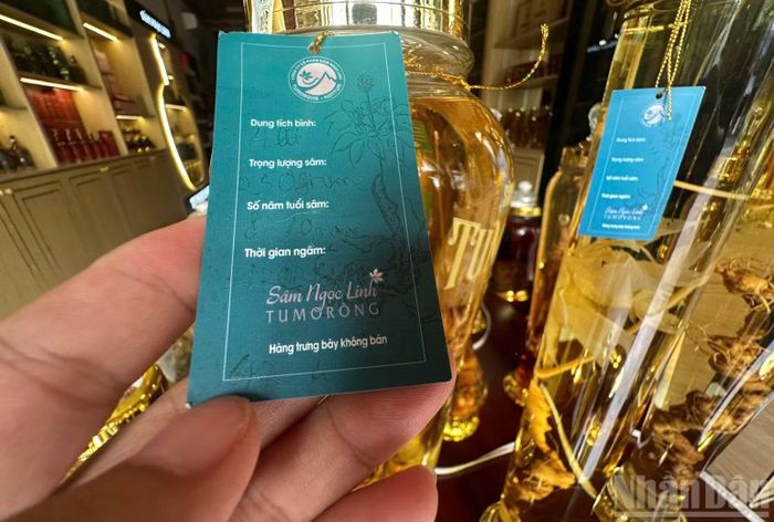  Mảnh giấy trên bình rượu có những thông số về giá trị sản phẩm được viết tay. 