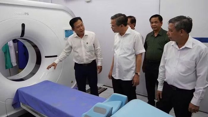 Lãnh đạo thành phố Cần Thơ kiểm tra máy gia tốc mới tại Bệnh viện Ung bướu trước khi đưa vào sử dụng. (Ảnh: MINH TRUNG)