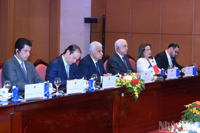 Tổng thống Panama Jose Raul Mulino và các đại biểu tham dự tại hội đàm.
