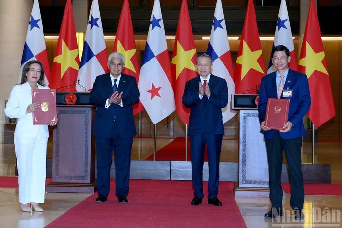 Sau hội đàm, Tổng Bí thư, Chủ tịch nước Tô Lâm và Tổng thống Cộng hòa Panama Jose Raul Mulino chứng kiến lễ trao các văn kiện hợp tác giữa hai nước.