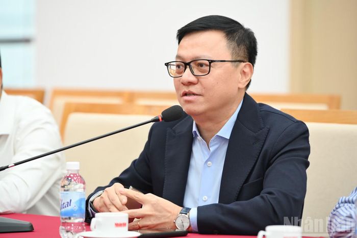 Đồng chí Lê Quốc Minh, Ủy viên Trung ương Đảng, Tổng Biên tập Báo Nhân Dân, Phó Trưởng Ban Tuyên giáo Trung ương, Chủ tịch Hội Nhà báo Việt Nam chia sẻ tại buổi làm việc.