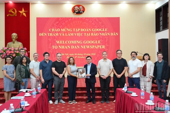 Đồng chí Lê Quốc Minh trao tặng quà lưu niệm cho đoàn.