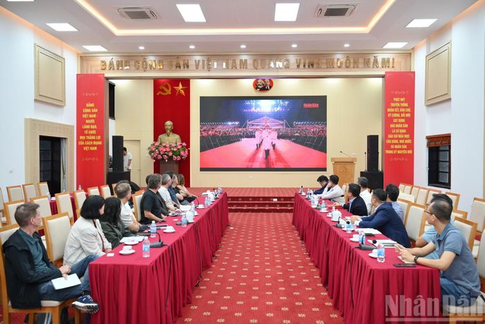 Các đại biểu cùng xem lại Tổ Quốc Trong Tim: The Concert Film.