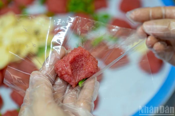 Thịt heo làm nem phải tươi, nóng ngay khi mới ra lò, chọn thịt nạc đùi hoặc mông vì chúng vừa mềm vừa ít gân mỡ. Da heo, phải chọn da trên thân mới có độ giòn. Sau khi pha trộn là đến công đoạn gói. Đây là công đoạn đòi hỏi sự khéo tay vì quyết định đến vẻ đẹp hình dáng và chất lượng của chiếc nem.