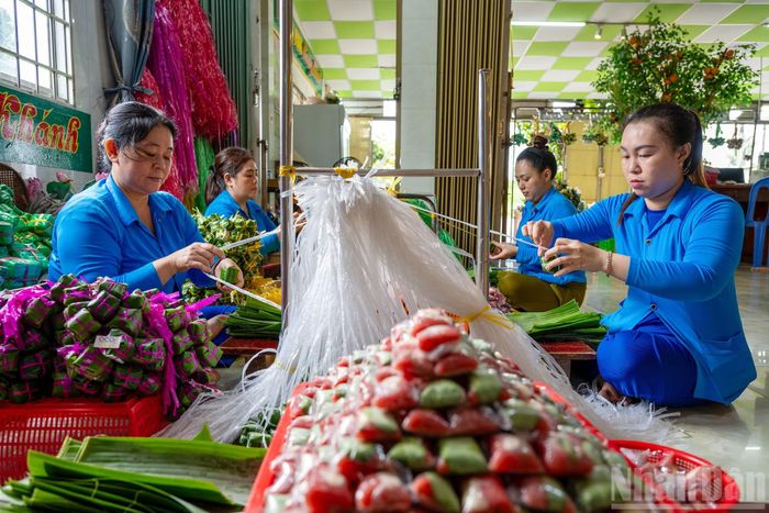 Để du khách dễ phân biệt các loại nem chua truyền thống, nem quế, nem đòn, khi lựa chọn mua, chị Ngọc Thùy dùng các màu dây khác nhau buộc sản phẩm.