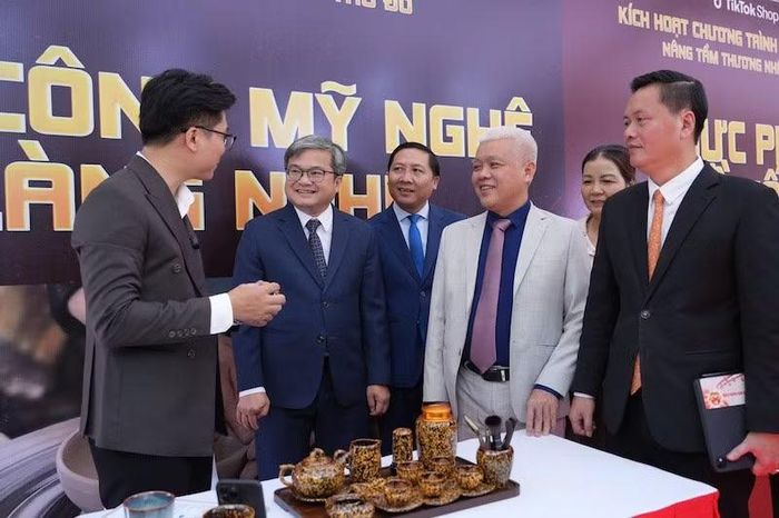 Phó Chủ tịch Ủy ban nhân dân thành phố Hà Nội Trương Việt Dũng (thứ hai từ trái sang) tham quan các gian hàng. (Ảnh: DUY KHÁNH)