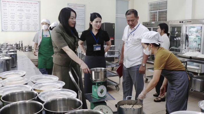 Lãnh đạo phường Kinh Bắc kiểm tra công tác chuẩn bị suất ăn tại Trường mầm non Kinh Bắc. (Ảnh: N.T)