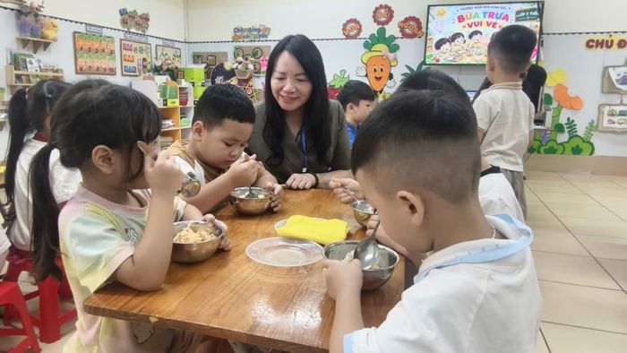 Trong khi các trường tiểu học, trung học cơ sở chậm trễ trong tổ chức bếp ăn, thì tại các trường mầm non trên địa bàn thành phố Bắc Ninh, bữa ăn bán trú được triển khai ngay từ những ngày đầu năm học. (Ảnh: A.T)