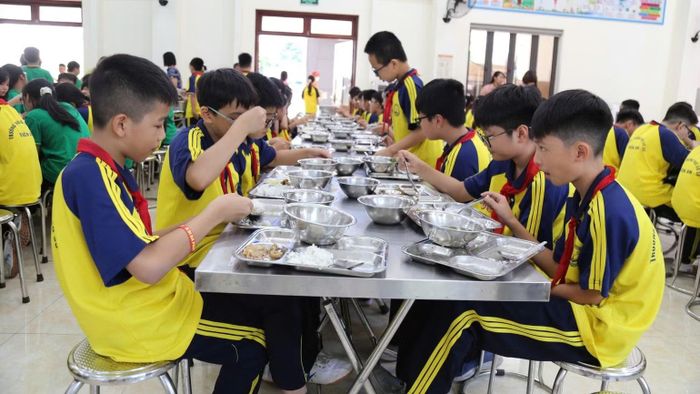 Bữa ăn bán trú của học sinh Trường trung học cơ sở Tiền An, phường Kinh Bắc. (Ảnh: A.T)
