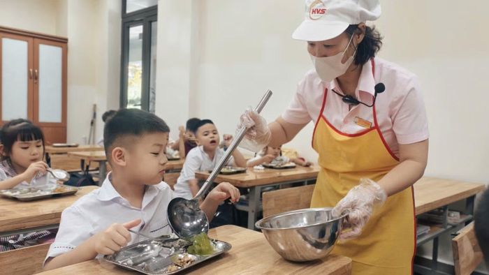 Học sinh Trường tiểu học Suối Hoa, phường Kinh Bắc, hào hứng khi được ăn trưa tại trường. (Ảnh: N.T)