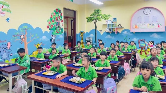 Bữa ăn bán trú đầu tiên của học sinh Trường tiểu học và trung học cơ sở Trần Quốc Toản, phường Kinh Bắc. ( Ảnh: A.T)