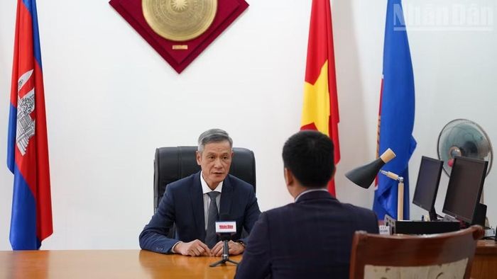 Đại sứ Nguyễn Minh Vũ cho rằng, chuyến thăm Campuchia của Thủ tướng Lê Minh Hưng không chỉ tăng cường hơn nữa kết nối ngày càng chặt chẽ và có tính bổ trợ lẫn nhau giữa hai nền kinh tế, mà còn mở ra cơ hội hình thành hệ sinh thái gắn kết kinh tế toàn diện hơn giữa Việt Nam và Campuchia. (Ảnh: HUY VŨ)