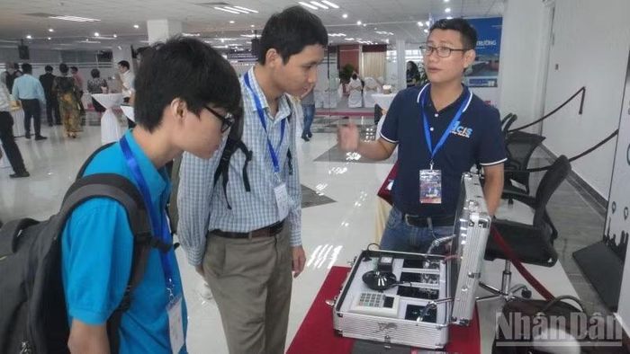 Khách tham quan các sản phẩm khoa học được trưng bày tại Khu Công nghệ cao Thành phố Hồ Chí Minh (Ảnh: CAO TÂN)