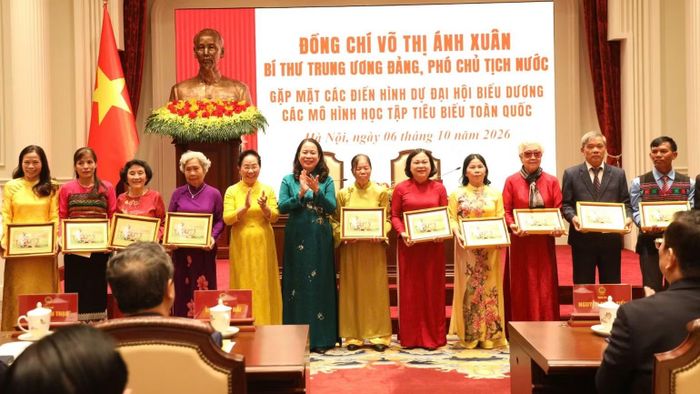  Phó Chủ tịch nước Võ Thị Ánh Xuân và nguyên Phó Chủ tịch nước Nguyễn Thị Doan ﻿ trao quà tặng các đại biểu. (Ảnh: CTV) 