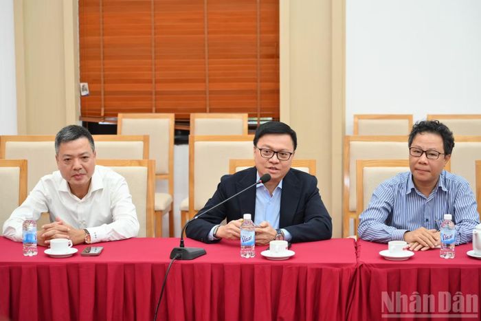Tổng Biên tập Lê Quốc Minh chia sẻ tại buổi làm việc.