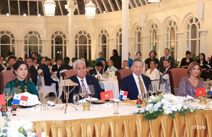 Tổng Bí thư, Chủ tịch nước Tô Lâm và Phu nhân Ngô Phương Ly chủ trì tiệc chiêu đãi chào mừng Tổng thống Cộng hòa Panama Jose Raul Mulino và Phu nhân Maricel Cohen de Mulino thăm chính thức Việt Nam. (Ảnh: TTXVN)
