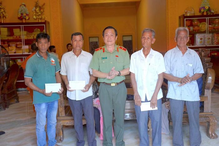 Tặng quà những người có uy tín trong đồng bào dân tộc Khmer xã Ninh Thạnh Lợi, tỉnh Cà Mau. (Ảnh: HỮU ĐỆ)