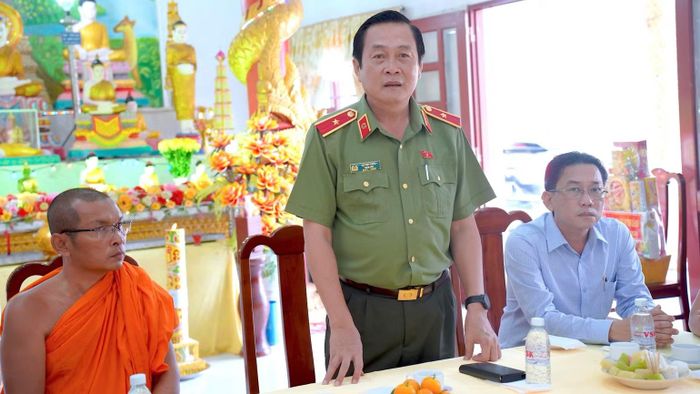 Thiếu tướng Hồ Việt Triều (đứng) phát biểu chúc mừng lễ Sen Dolta tại Chùa Dì Quán, xã Ninh Quới, tỉnh Cà Mau. (Ảnh: HỮU ĐỆ)