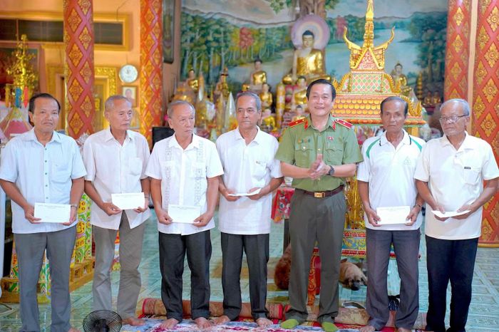 Tặng quà của lãnh đạo tỉnh Cà Mau đến người có uy tín, gia đình chính sách trong đồng bào dân tộc Khmer xã Hồng Dân. (Ảnh: HỮU ĐỆ)