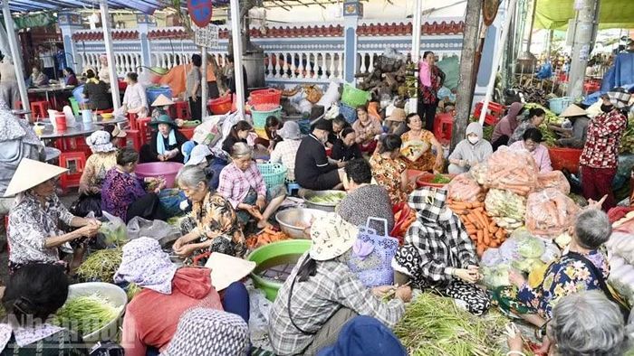 Trước ngày 26, 27, 28/8 âm lịch hằng năm, nhiều người đến trước chuẩn bị cho lễ giỗ “lớn nhất miền tây”. (Ảnh: QUỐC TRINH)