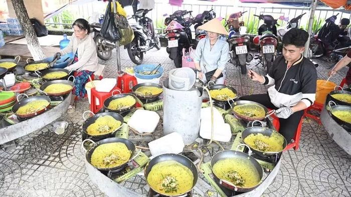 Hàng trăm người dân từ các nơi tự nguyện đến phục vụ tại Lễ hội. (Ảnh: QUỐC TRINH)