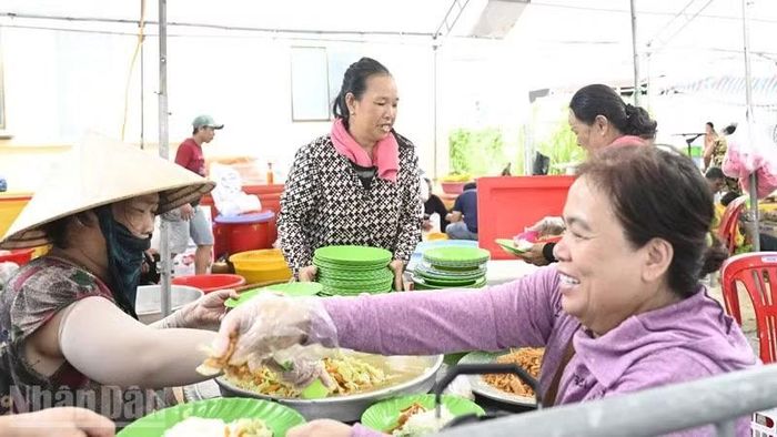 Người dân niềm nở phục vụ thực khách. (Ảnh: QUỐC TRINH)