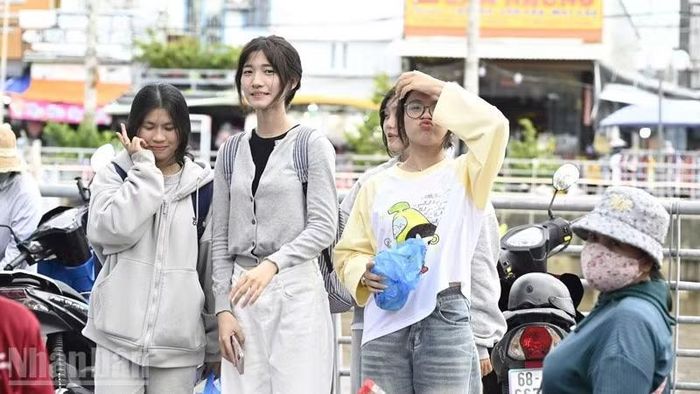 Nhiều bạn trẻ về dự Lễ hội Nguyễn Trung Trực để tưởng nhớ vị anh hùng áo vải kiên trung. (Ảnh: QUỐC TRINH)
