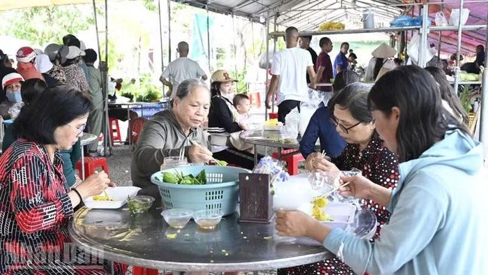 Trước trong và sau Lễ hội, mọi người dân ược phục vụ miễn phí từ cơm, bánh, nước uống, võng... (Ảnh: QUỐC TRINH)
