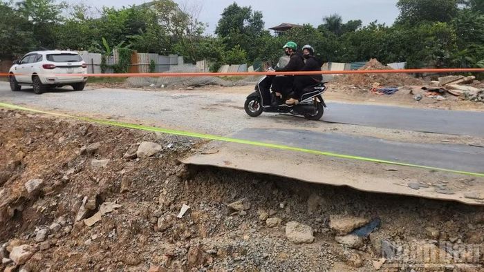 Nhiều điểm sụt lún, nứt vỡ, sạt lở sát lòng sông đang xuất hiện trên tuyến Bờ Tây sông Nhuệ, đoạn từ cầu Noi đến đầu cầu Liên Mạc 2, phường Đông Ngạc, Hà Nội.