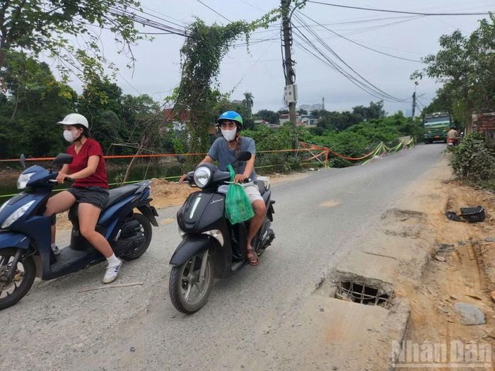 Vào những ngày mưa những ổ gà do bong tróc là mối nguy hiểm khó đoán được hậu quả.