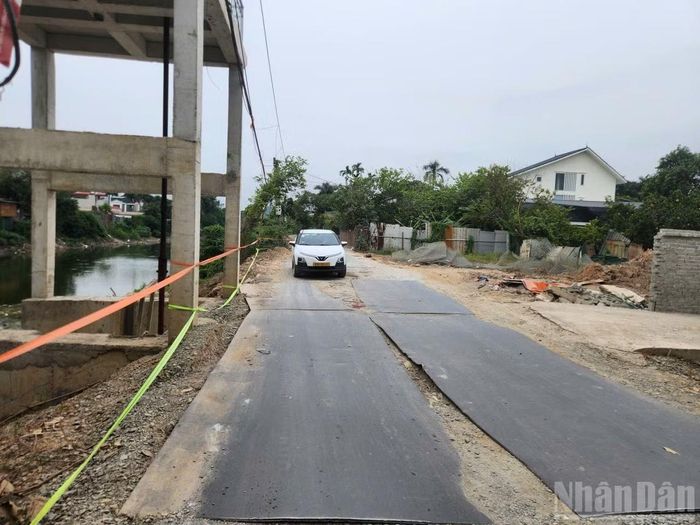 Do sạt lở nghiêm trọng những tấm thép được đặt tạm tại các vị trí hư hỏng, sạt lở nghiêm trọng.