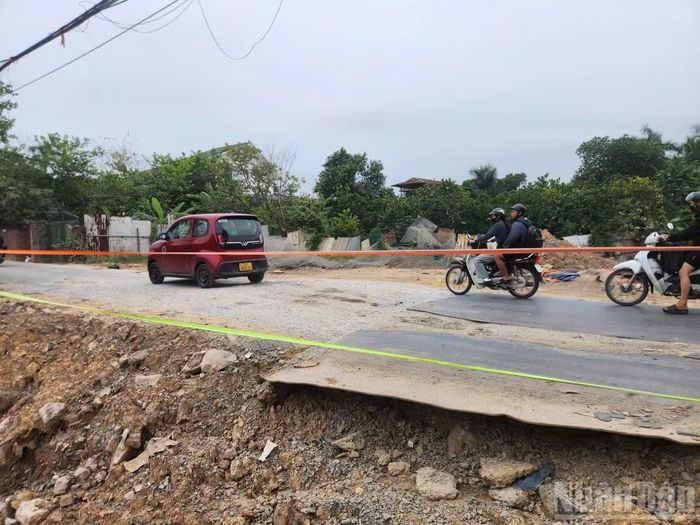 Không chỉ mặt đường, hệ thống cống thoát nước dọc tuyến cũng đã xuống cấp.