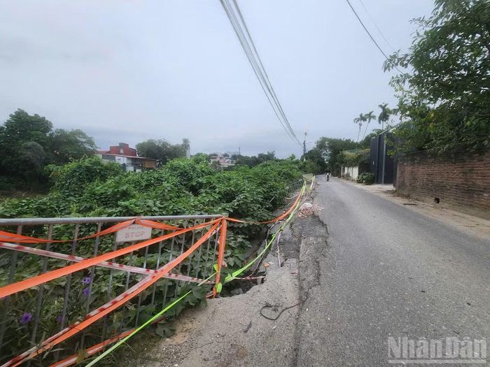 Người dân khu vực sạt lở đã tự căng dây 2 bên bờ đường để bảo đảm an toàn cho chính họ khi tham gia giao thông.