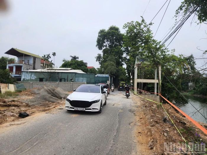 Việc các phương tiện này tiếp tục qua lại có thể tạo thêm áp lực đối với mặt đường vốn đã xuống cấp, đồng thời làm gia tăng nguy cơ gãy, nứt và sạt lở.