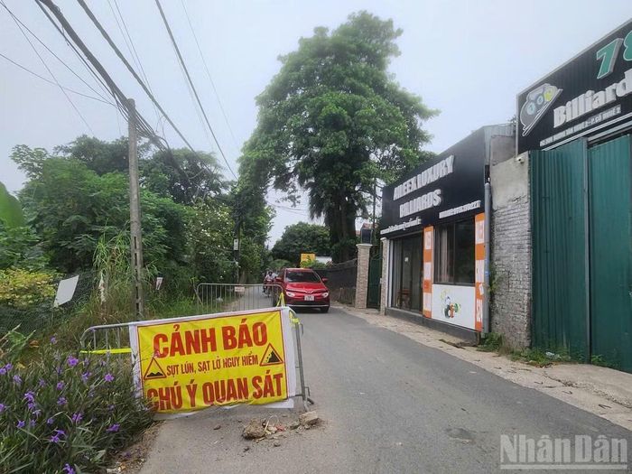 Biển cảnh báo là giải pháp bảo vệ người tham gia giao thông qua tuyến đường này từ nhiều tháng nay.