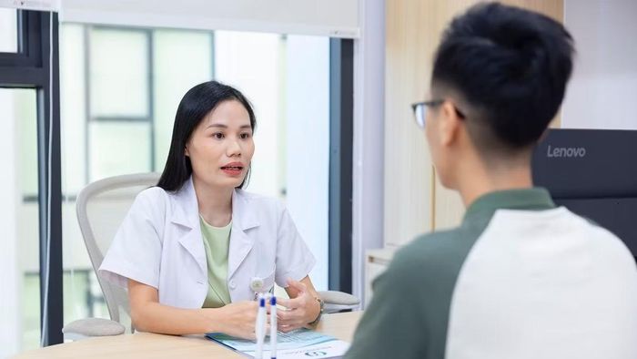 Thạc sĩ, Dược sĩ Nguyễn Thanh Tâm tư vấn cho người bệnh.