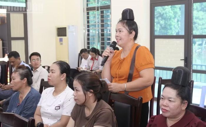 Bà Tòng Thị Hiên, hộ kinh doanh tại bản Cọ, phát biểu ý kiến về việc xây dựng chợ trên địa bàn. (Ảnh: QUỐC TUẤN)