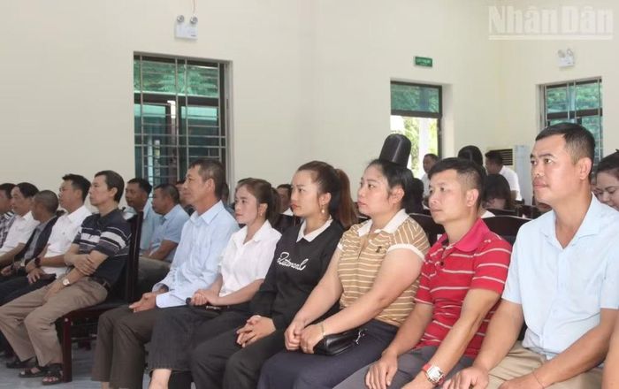  Hơn 100 doanh nghiệp, hợp tác xã, hộ kinh doanh tham dự hội nghị đối thoại với cấp ủy, chính quyền địa phương, tập trung trao đổi, tháo gỡ khó khăn tại phường Chiềng An. (Ảnh: QUỐC TUẤN) 