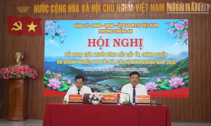 Lãnh đạo phường Chiềng An trực tiếp giải đáp những ý kiến, kiến nghị tại hội nghị đối thoại với doanh nghiệp, hợp tác xã và hộ kinh doanh. (Ảnh: QUỐC TUẤN)