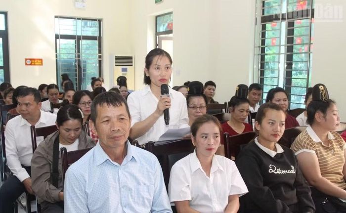 Hộ kinh doanh Lèo Thị Vinh, bản Cá, phường Chiềng An, đại diện cho 4 hộ kinh doanh phát biểu ý kiến. (Ảnh: QUỐC TUẤN)