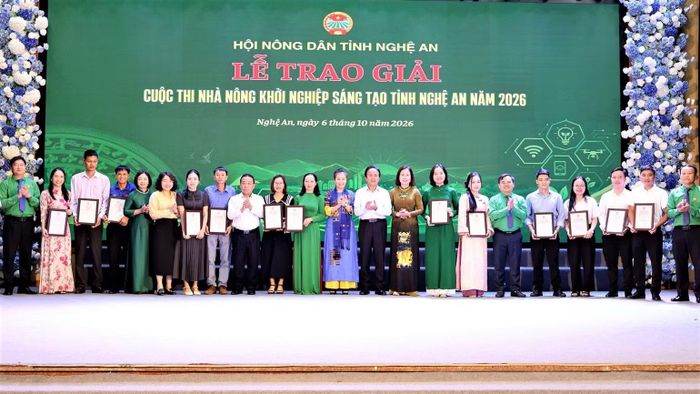  Tại hội nghị, Ban Tổ chức đã trao giải cuộc thi “Nhà nông khởi nghiệp sáng tạo tỉnh Nghệ An năm 2026”. (Ảnh: PQ) 