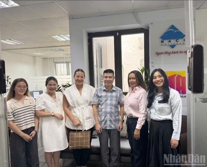 Đại sứ Nubiela Ayala Modes (thứ 2 từ phải sang) làm việc với doanh nghiệp du lịch Việt Nam.