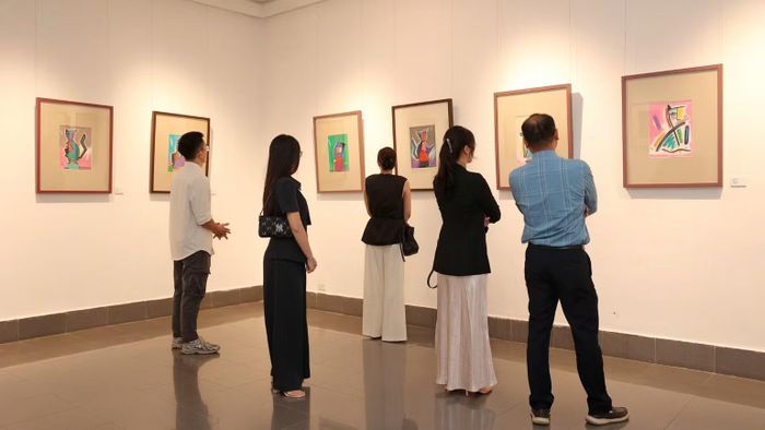 Triển lãm thu hút công chúng thưởng thức. (Ảnh: BAN TỔ CHỨC)