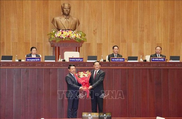 Chủ tịch Quốc hội Lào khóa X Sonexay Siphandone (phải) tặng hoa chúc mừng Thủ tướng Chính phủ Lào khóa X Saleumxay Kommasith.