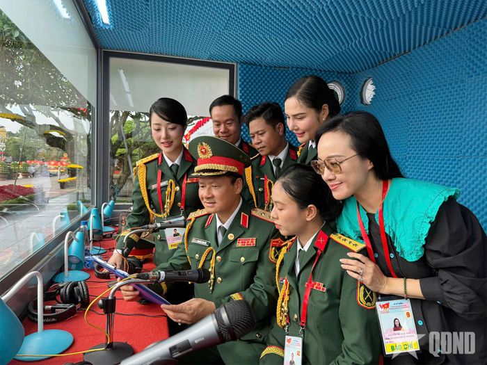 Lãnh đạo Cục Tuyên huấn thăm, kiểm tra tổ thuyết minh luyện tập, tổng hợp luyện nhiệm vụ A80 tại Quảng trường Ba Đình, tháng 8-2025. Ảnh: MINH KHÁNH