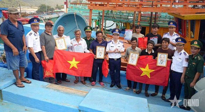 Lãnh đạo Cảnh sát biển Việt Nam cùng đại biểu các địa phương tặng quà ngư dân đặc khu Côn Đảo, TP Hồ Chí Minh.